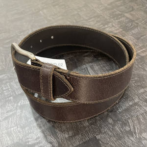 Cinturón de Cuero Negro Resistente para Hombre con Costuras Blancas en Contraste y Hebilla de Metal Resistente - Product Image 2