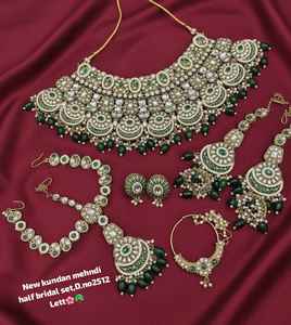 ชุดสร้อยคอพร้อมต่างหูแบบโชคเกอร์สำหรับเจ้าสาว ดีไซน์ล่าสุด คุณภาพสูง ประดับมุกและทองคำชุบแบบกุนดัน พร้อมลูกปัดเคลือบสีเขียวและเพชรซิร์คอน - Product Image 1