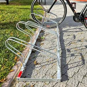 Support de stationnement vertical pour vélos en acier galvanisé ECO, six emplacements, 210 x 40 cm, avec barre de stationnement - Product Image 5