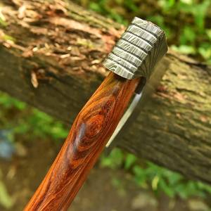 Hacha de Estilo Vikingo Forjada a Mano en Acero de Damasco con Mango de Madera y Funda de Cuero, Hacha Personalizada para Trabajos de Madera OEM - Product Image 2