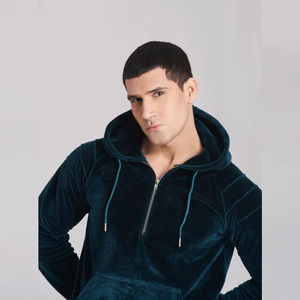 ชุดวอร์มผู้ชายที่ออกแบบด้วยผ้าที่ระบายอากาศได้ดี ยืดหยุ่น คล่องตัว และมีสไตล์แบบนักกีฬาสมัยใหม่ เหมาะสำหรับการฝึกซ้อมในยิมและการวิ่ง - Product Image 6