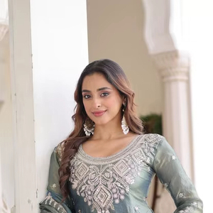 Conjunto Sharara de Seda Fendy Gris Verdoso, Completamente Bordado, con Kurti Bordado con Secuencia de Codificación y Traje Sharara - Product Image 1