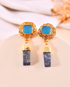Minimalista Moderno Bohemio Bisel Ajuste Calcedonia Azul Raw Amatista Latón Chapado en Oro Febrero Piedra Natal Pequeño Par Pendientes - Product Image 3
