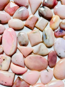 โอปอลสีชมพูธรรมชาติคุณภาพสูง งานฝีมือประณีตจากเปลือกหอยสีชมพู รูปทรงคาโบชอง โอปอลสีชมพู - Product Image 3