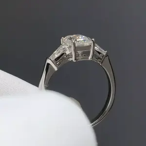 Anillo de Compromiso Vintage de Plata de Ley 925 con Tres Piedras de Moissanita Real de Corte Brillante Redondo de 2 Quilates y Certificación IGI - Product Image 2