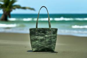 Sac fourre-tout en cuir véritable Modern Heritage pour femme avec finition polie élégante - Product Image 6