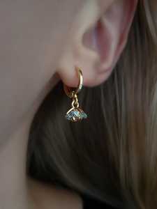 Boucles d'oreilles clous petites fleurs bleu clair en pierre d'aquamarine, en argent sterling 925 plaqué or, bijoux floraux délicats et mignons - Product Image 2