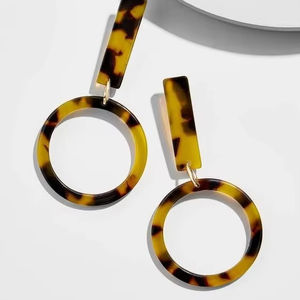 Pendientes de resina con purpurina verde, último diseño de moda a precio mayorista | Joyería hecha a mano de alta calidad - Product Image 1