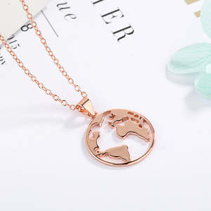 Collana con Pendente a Forma di Mondo in Platino Placcato Rodio, con Diamanti Taglio Principessa e Zirconi - Ideale per Fidanzamento e Regalo - Product Image 2