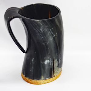 Taza para beber de estilo vikingo con cuerno de búfalo genuino de Crescent Crafts - Product Image 1
