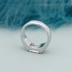 Anillo de Compromiso Solitario de Oro Blanco con Certificado IGI para Hombre, Corte Esmeralda, Diamante Certificado por IGI - Product Image 5