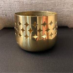 Portavelas de Metal Intrincado Hecho a Mano, Adecuado para Hogares Artísticos con Hermosas Tallas y Luz de Vela Suave - Product Image 1