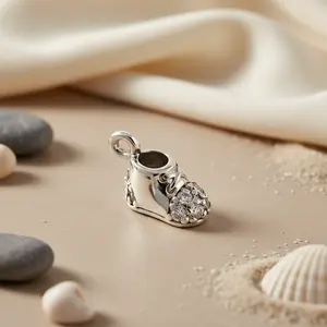 Colgante de Plata 925 con Forma de Zapato de Bebé y Circonitas, Regalo para Mamá Primeriza, Colgantes y Dijes de Moissanita - Product Image 3