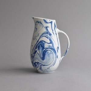 เหยือกน้ำเรซิ่นดีไซน์คลาสสิก ลวดลายวนสีแอปริคอต งานประติมากรรมทำมือ ของตกแต่งครัว ของขวัญคริสต์มาส - Product Image 1