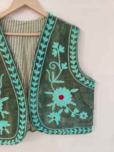 Gilet vintage en velours Suzani, broderie artisanale, style bohème chic, veste de festival pour femmes, veste Suzani, cadeau pour elle - Product Image 4