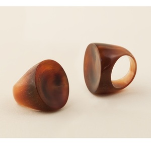 Ornement en corne, bague en corne de buffle naturelle faite à la main, écologique, style moderne, durable, objet d'art de collection, taille personnalisée, naturel - Product Image 4