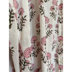 Blusa Floral de Lujo CHLOE para Mujer, Estampado Floral Pintado a Mano, 100% Lino, Disponible en Talla XL, Corta, para Primavera, Oficina, Fiesta - Product Image 2