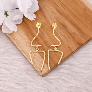 Vente en gros de 25 paires de boucles d'oreilles en laiton plaqué or jaune breloque de bijoux de créateur unique pour mariage anniversaire bijoux de mariée - Product Image 2