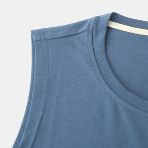 เสื้อกล้ามผู้ชายผ้าฝ้าย 100% ขายส่ง รับสกรีนโลโก้ สวมใส่สบาย สีพื้นเรียบง่าย ระบายอากาศดี ดีไซน์ AKO SPORTS น้ำหนัก 220 กรัม สไตล์สตรีทแฟชั่น - Product Image 3