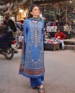 Colección de Dhoti Punjabi y Salwar Kameez de Diseñador Indio y Pakistaní 1086, Ropa de Fiesta y Boda para Mujer Hecha de Seda - Product Image 1