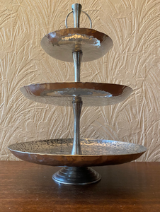 Elegante Soporte para Tartas de Lujo Hecho a Mano con un Diseño Moderno y Sofisticado para una Decoración de Bodas Elegante y Exhibición - Product Image 3