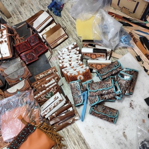 กระเป๋าสตางค์หนังวัวแท้ผู้ชายรุ่นใหม่มาแรง สไตล์โบฮีเมียน พร้อมพู่ห้อย ปรับแต่งได้ ปิดด้วยซิป เป็นมิตรกับสิ่งแวดล้อม พกพาสะดวกสำหรับการเดินทาง - Product Image 1