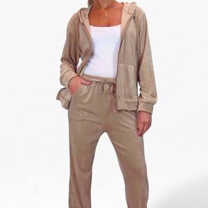 ชุดเซ็ตบอดี้สูทฮู้ดดี้ผ้าเฟรนช์เทอร์รี่แบบสองชิ้นสำหรับผู้หญิง ฤดูหนาว สีพื้น รับสกรีนโลโก้  ชุดลำลองสำหรับใส่กลางแจ้ง แจ็คเก็ตมีซิป 2026 - Product Image 1