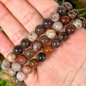 Bracelet en bois pétrifié fait main bijoux en pierres précieuses pour l'équilibre énergétique - Product Image 1
