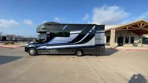 Camping-car de luxe Thor Delano 24FB Sprinter 2023 |   Camping-car tout-terrain noir 4x4 |   Camping-car diesel haut de gamme - Product Image 2