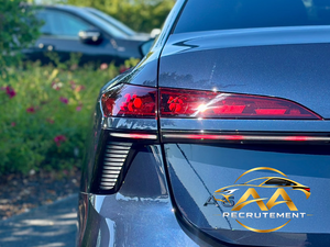 Audi A6 TFSI berline 2025, moteur essence turbo, phares LED, intérieur cuir, toit ouvrant panoramique, jantes en alliage R20, boîte de vitesses automatique - Product Image 3