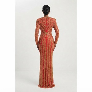 Robe de soirée longue moderne en satin rouge or ornée de perles - Product Image 3