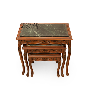 Ensemble de tables gigognes classiques en bois sculpté avec élégantes plateaux en marbre vert pour salons de luxe et décoration intérieure haut de gamme - Product Image 5