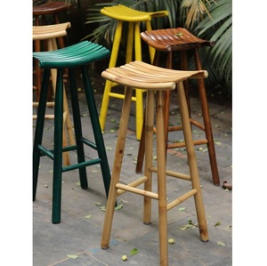 Taburete de madera resistente construido con madera maciza que ofrece asientos cómodos con atractivo rústico y durabilidad a largo plazo - Product Image 1