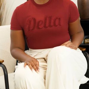 T-shirt brodé en chenille Delta solide Vêtements de sororité en coton de qualité supérieure DST Vêtements grecs T-shirt minimaliste rouge - Product Image 4