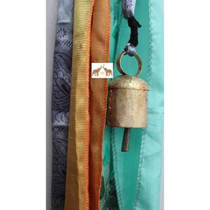 Clochettes suspendues bohèmes en soie de sari recyclée, faites à la main, 82 cm, avec design bohème, pour décoration intérieure/extérieure, patio, avec corde - Product Image 4