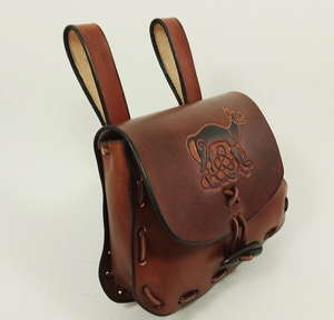 Bolso grande hecho a mano de cuero perforado marrón, botón de cuerno único, moda Vintage, Edad Media, perro celta inspirado en vikingos - Product Image 1