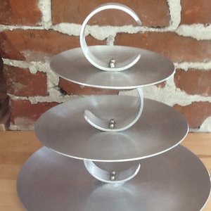 Argenterie à 3 niveaux Supports en métal pour desserts et collations Forme ronde de la plus haute qualité Lareg Size Chocolate Serverware Platter - Product Image 1