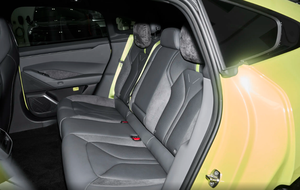 รถซีดานขนาดกลาง P7 ขับเคลื่อน 4 ล้อ ด้วยพลังงานไฟฟ้า 100% กำลังไฟ 203 กิโลวัตต์ ระยะทางวิ่ง NEDC 601-700 กิโลเมตร แบตเตอรี่ 70-90 กิโลวัตต์ชั่วโมง ปี 2024 - Product Image 3