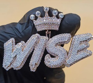 จี้เพชรโมอิสซาไนต์ VVS ประดับเพชรแบบ Iced Out สั่งทำตัวอักษรชื่อได้  วัสดุเงินแท้ 925 ชุบโรเดียม  สำหรับทั้งชายและหญิง - Product Image 1