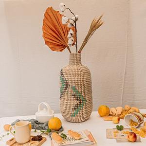 Bouteille d'eau décorative en jonc de mer fabriquée au Vietnam Matériau écologique pour la décoration intérieure et la décoration de la vaisselle Vente en gros - Product Image 4