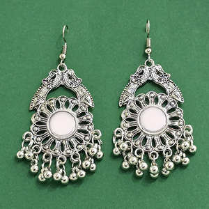 Pendientes de moda clásicos hechos a mano con chapado oxidado, joyería tradicional india - Product Image 1