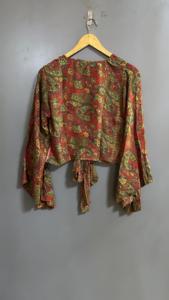 Nouvel arrivage de haut court en pure soie pour femmes, tenue d'été décontractée avec V profond, manches longues en forme de cloche et robe imprimée à nouer - Product Image 4