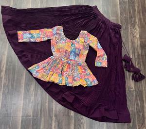 Lehenga Choli de Diseñador Listo para Usar con Pliegues Arrugados, Bordado Intenso y Lentejuelas, Blusa con Efecto Floral, Hecho de Seda - Product Image 6