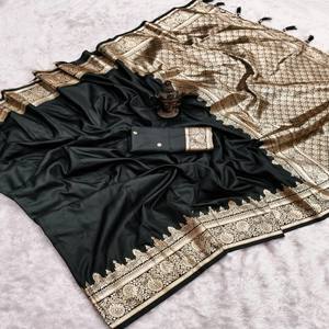 ผ้าไหมบาแนรัสแท้ VASTRA COTTAGE พร้อมลายปักด้วยด้ายซารีทั่วผืน ดีไซน์หรูหราด้วยพัลลูที่สวยงาม และเสื้อไหมเนื้อนุ่มเข้าชุดกัน - Product Image 3