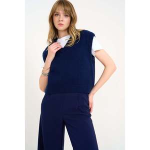 Pull uni à col en V bleu marine - Product Image 2