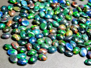 Vente en gros d'opale éthiopienne noire naturelle 6x4 MM Cabochon calibré pierres précieuses en vrac pour la fabrication de bijoux en opale de feu - Product Image 4