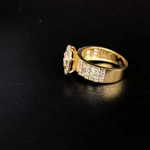 Impresionante anillo de compromiso de Baguette de diamante de corte brillante redondo de oro de 14 quilates Estilo romántico de detalle Milgrain de inspiración vintage - Product Image 2