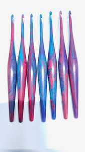 Ganchos de resina de ganchillo multicolor hechos a medida en varios tamaños para tiendas de suministros de hilo y fibra para costura - Product Image 5