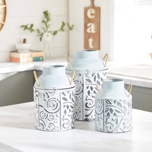 Juego de 3 Jarrones de Metal con Acabado Gris Vintage, Perfectos para Decoración de Jardín al Aire Libre, Patio y Terraza, Estilo Artesanal de la India - Product Image 6