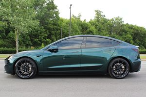 Véhicule à vendre : Berline 2024 à double moteur, transmission intégrale, pneus R18, revêtement extérieur vert, autonomie de 303 milles, toit ouvrant panoramique - Product Image 3